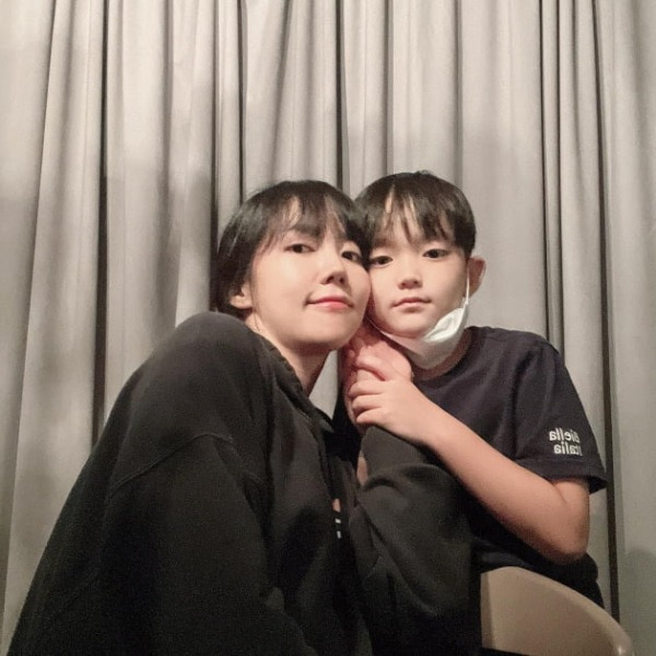 배우 남편과 이혼 후 “아들을 훔치듯 몰래 만나야 했다”고 고백한 미모의 통역사