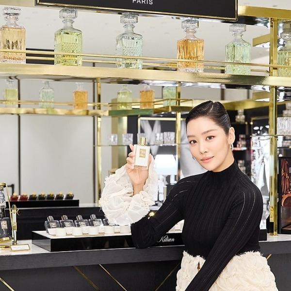 “대체 누구?” 결혼 18년차 여배우, 밀라노에서 갑자기 ‘이 드레스’ 입고 나타나 화제!