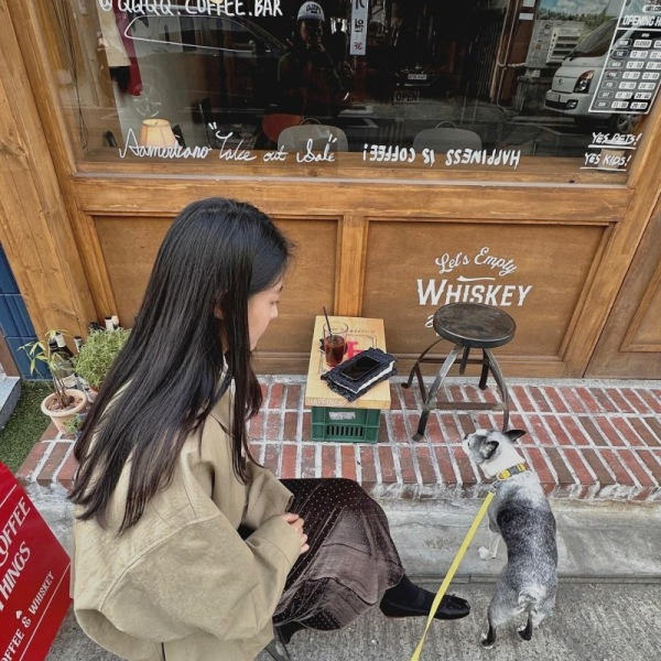 이 배우, 137만원 미우미우 플랫 신고 카페에서 포착! 갑작스런 설현 근황에 팬들 ‘깜짝