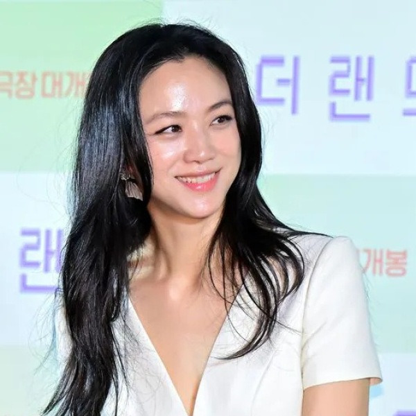 결혼 후 분당에서 포착된 그녀! 45세 탕웨이 미모의 비결