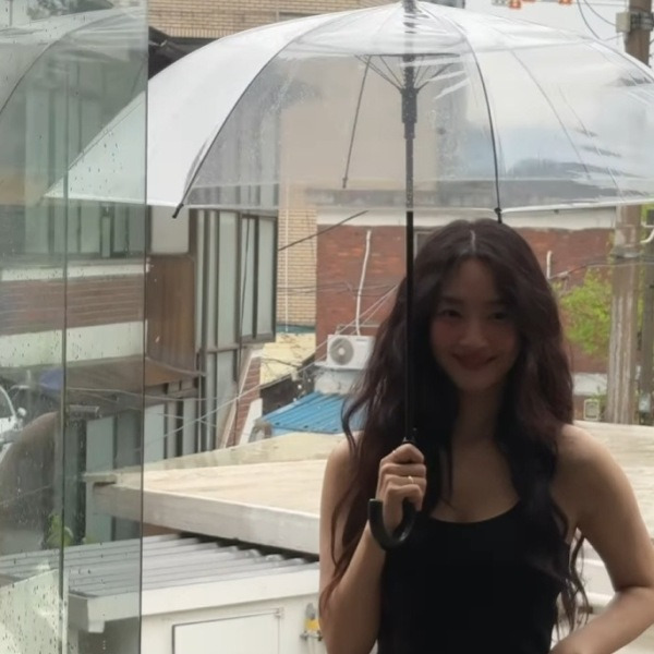 40대 맞아? 신민아, ‘이 패션’으로 또 리즈 갱신! 비결은 ‘이것’ 덕분?