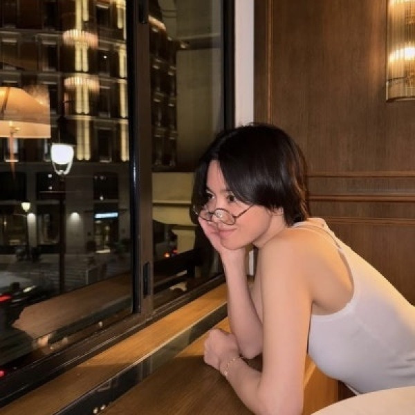 40대 맞아? 이 배우, 스페인에서 ‘넘사벽’ 미모 과시!