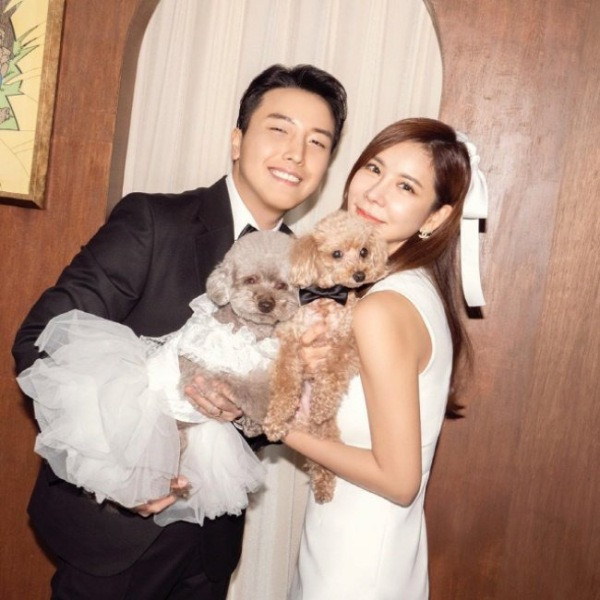 “이혼 후 결혼은 절대 안 한다더니” 5살 연하 남자와 비밀 결혼한 100억 사업가 연예인