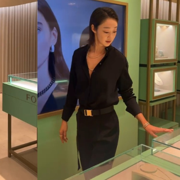 컨테이너 박스에 생활..성공해 한강뷰 아파트 산 슈퍼모델 출신 여배우, 올블랙룩