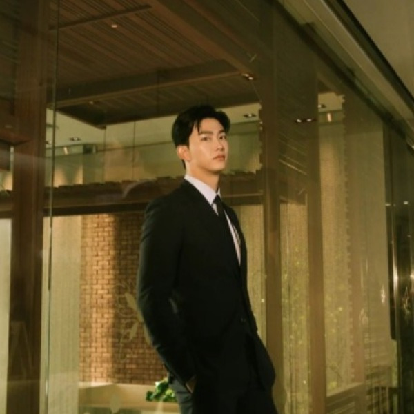 친구 따라 한국 놀러 왔다가 출국 직전 잡혀 안가도 되는 군대 간 탑연예인