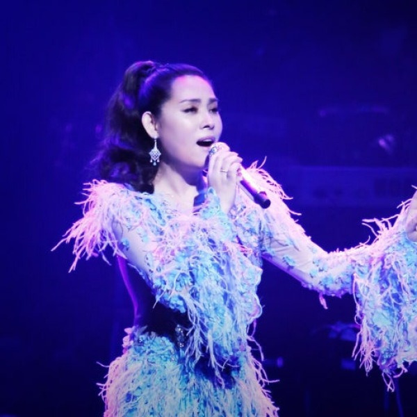 ‘돌싱’ 남가수와 결혼 스캔들에 다음날 몰래 사귀던 회장님과 결혼발표한 탑연예인