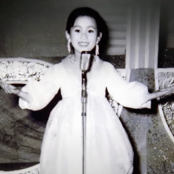 아이유, 유재석 제치고 200억 ‘기부’한 여가수 누구길래?