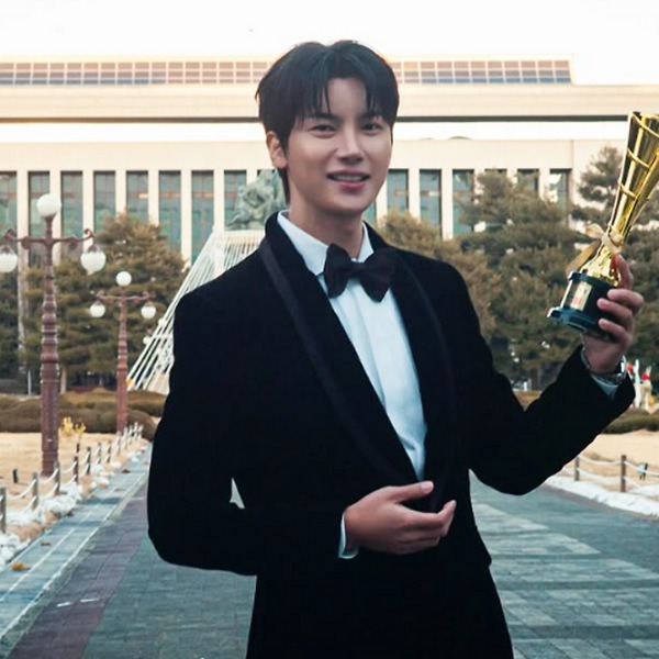 "찜질방서 뒷바라지한 누나들… 부모 잃은 소년, 미스터트롯으로 눈물의 성공"