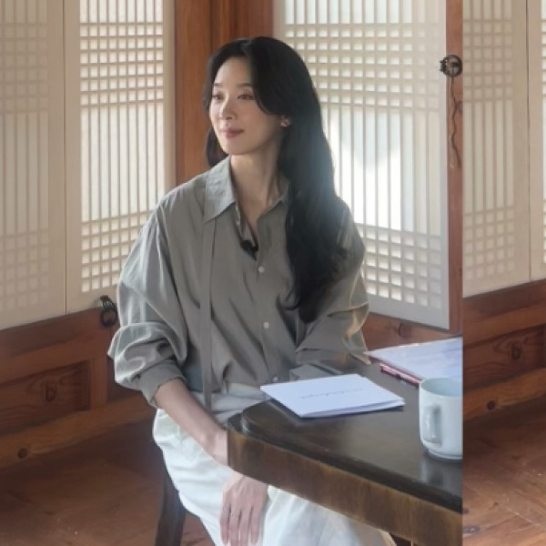 얼굴살 빠지고 분위기 확바뀌고 여신된 40대 여배우, 화이트 팬츠룩