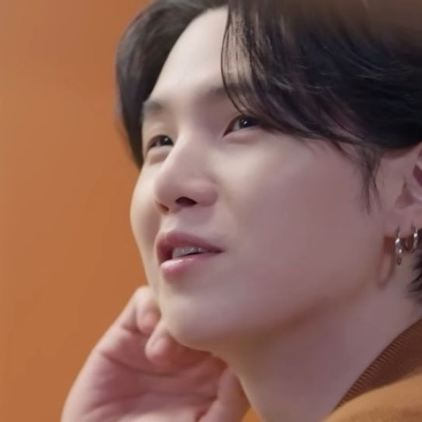 지각 없이 매일 기타 들고 찾아온 남자! 50억 기부보다 충격적인 BTS 슈가의 행동!