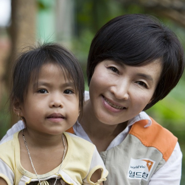 “암 투병 중에도 매달 천만 원” 두 번의 이혼 딛고 30년째 봉사 중인 기부천사 여배우