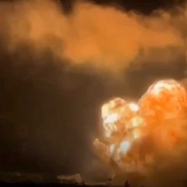 우크라 대규모 드론 공습! 러 도네츠크 대형 탄약고, 지휘부 모조리 초토화!!