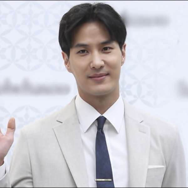 "살려고 운동해" 뇌종양 진단 받았다고 고백한 13살 연하 여배우와 열애 중인 44세 배우