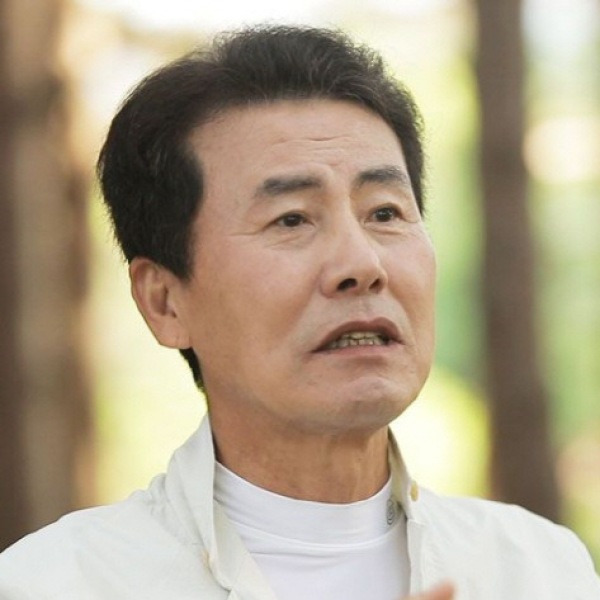 아픈 여자친구 병간호를 위해 20년 연애 끝에 64살에 결혼식 올린 배우의 정체