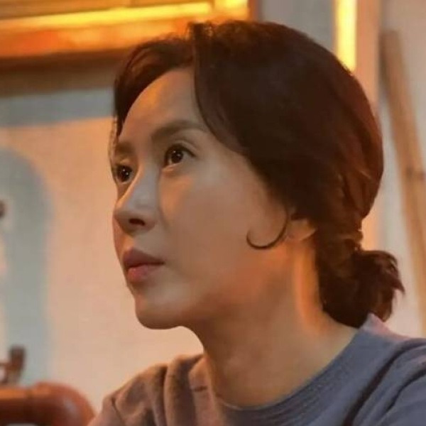 홀어머니 모시고 먼저 떠난 오빠의 두 조카도 키우느라 결혼 포기했다는 중년 여배우