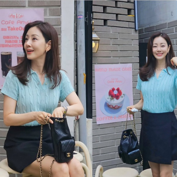 25년째 결혼은 안하고 장기 연애만 하고 있는 여배우의 청량 니트+여신 포스 데일리룩