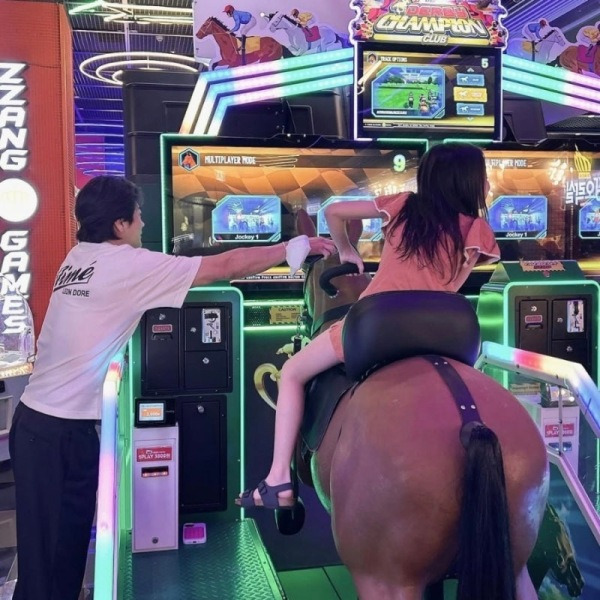 6개월 만에 아버지 여읜 ‘이 배우’, 홀어머니께 230억 건물 쿨하게 증여한 사연