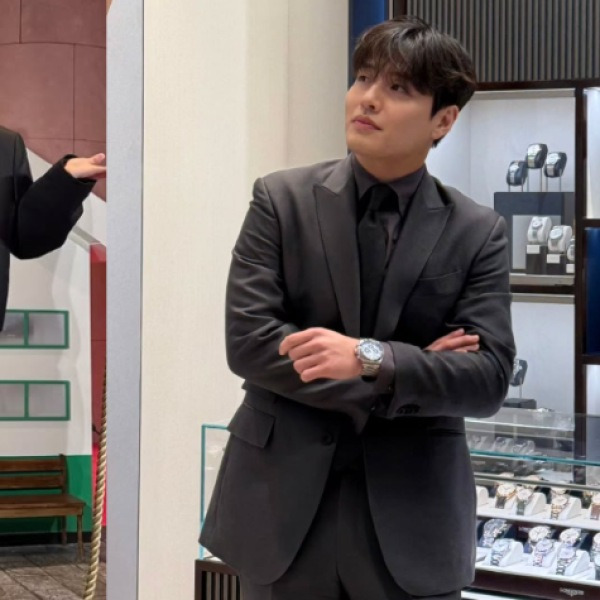 "100kg 넘어 왕따 당했다" 현재 글로벌 톱스타 된 연예인, 올블랙룩