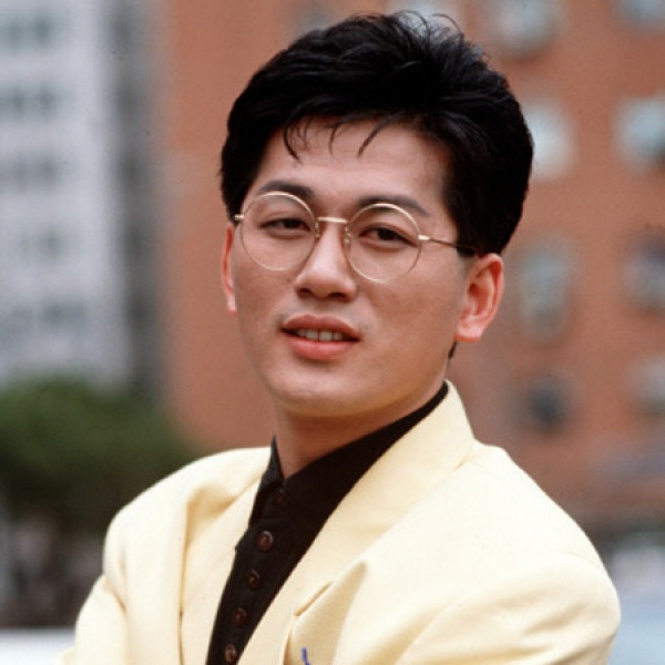 '14주 연속 1위' 통기타 하나로 140만장, 데뷔하자마자 밀리언셀러 찍은 가수의 정체