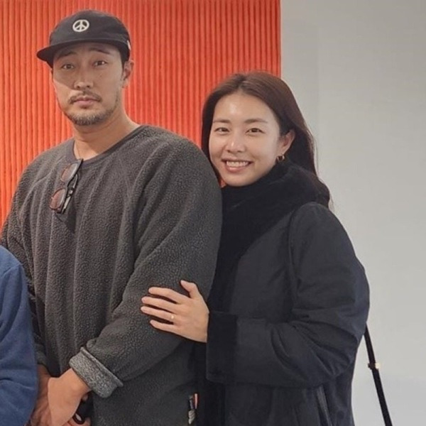 인터뷰하다 눈이 맞아 결혼한 이 커플, 재산 기부 액수가… 톱스타의 쿨한 결혼식