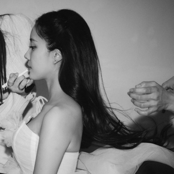 깜짝! 효민 결혼식 드레스 가격, 국내 단 2벌? ‘이 가수’ 남편 정체 공개!