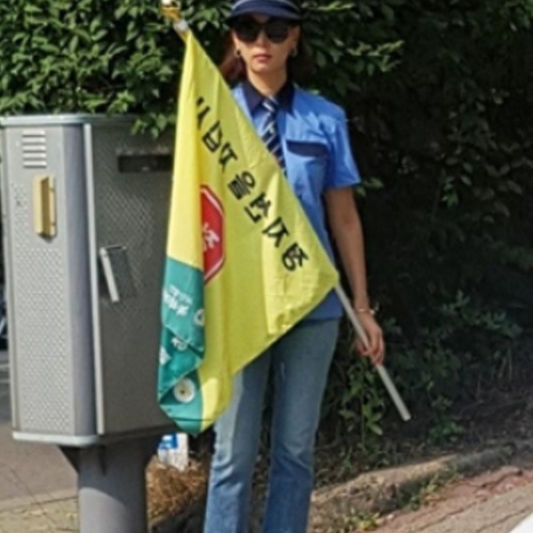 횡단보도 앞 녹색어머니, 알고 보니 모두가 아는 톱 여배우였다 '충격 비주얼'