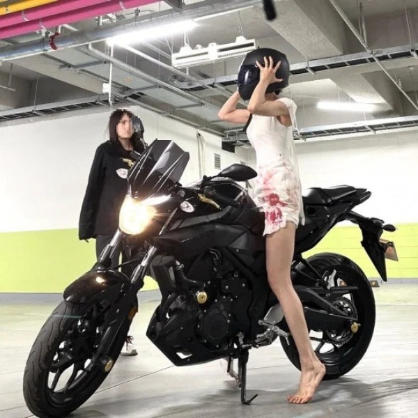 짧은 치마 입고 올라탄 청순 여신, 알고 보니 20년째 전문가였던 여배우 정체!