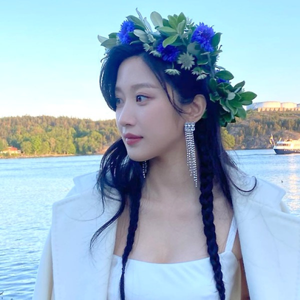 물리학자 아버지, 음악가 어머니 사이에서 태어나 연예계 책벌레에서 작가로 데뷔한 여배우