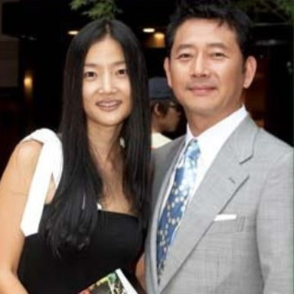 ‘전지현 닮은꼴’ 10살 연하 스타일리스트에게 첫눈에 반해 3일 만에 키스했다는 국민 배우