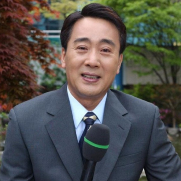 키워주셨던 아버지가 친아버지가 아니라 외숙모가 진짜 부모님이였다는 연예인