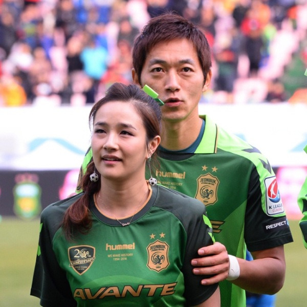 인터뷰하다 말고 아나운서를 끌어안고 사랑 고백 했다는 축구선수