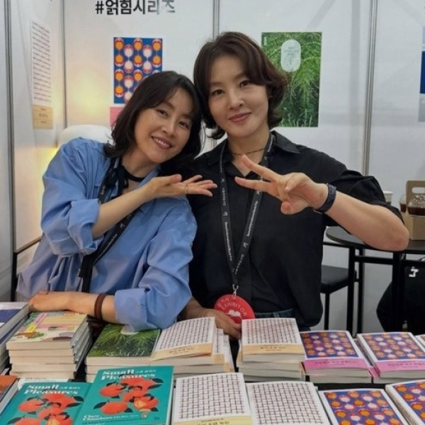 친자매 아니라고? 앵커-배우 투샷 화제의 진실