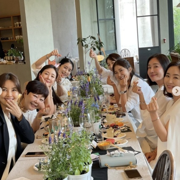 50세 된 최지우, 절친들과 특별한 생일파티 “우리 나이 다 합치면 몇백 살”