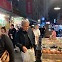 야시장에서 꽈배기 쇼핑…'재산 44조' 부자의 소박한 행보 [김익환의 컴퍼니워치]