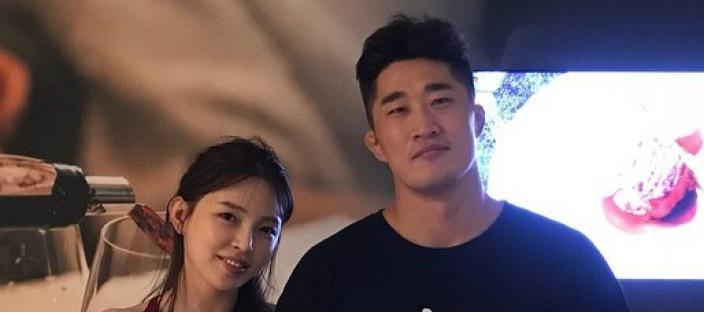 10년 넘게 연애 하다가 "10번이나 헤어지고 만나고 반복해서" 겨우 결혼 한 배우 이미지