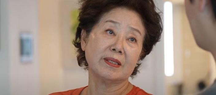 “죽을 때 돈 싸들고 가냐?”…81세 선우용여, 매일 벤츠 끌고 호텔 조식 먹는 이유 이미지