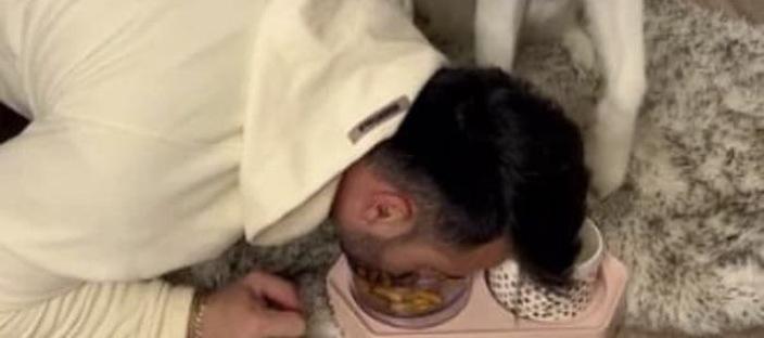 아빠가 자기 보는 앞에서 고개 숙여 밥 먹는 척 연기하자 강아지의 놀라운 리액션 이미지