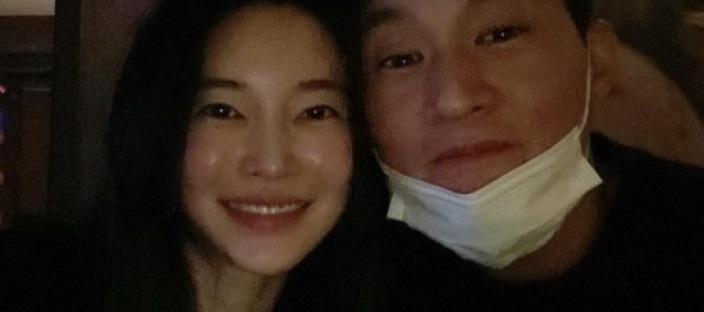 “놀 거 다 놀고 시집은 오빠한테 와”…김윤지의 드라마 같은 결혼 스토리 이미지