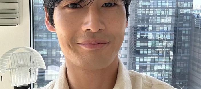 "너무 잘생겨서" 비행기 탈 때마다 러브콜 받고 배우 된 연예인 정체 이미지