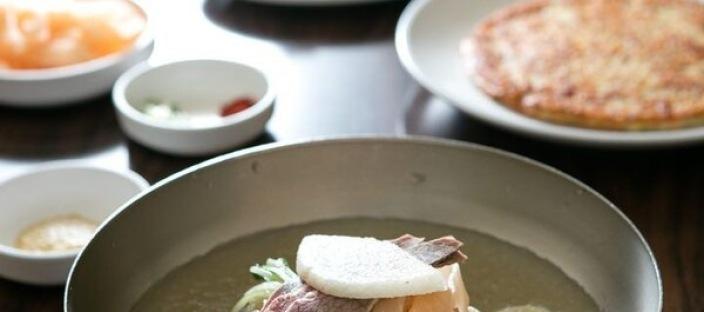“냉면 먹을 때" 식초 넣어 먹으면 절대 안 되는 이유 이미지