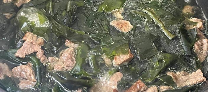 미역국에 맹물 넣고 끓이지 마세요! '이것' 넣으면 국물맛 확! 달라집니다 이미지