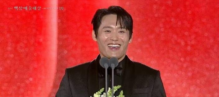 “이쯤이면 됐지?” 남우조연상 수상으로 미코 출신 아내에게 10주년 선물한 남배우 이미지