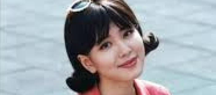 “50대 여배우가 20대 남자와 열애 중?”…22살 연하와 열애설 휘말린 그녀의 정체 이미지