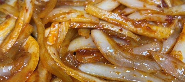 양파는 '이렇게' 볶으세요! 고기보다 맛있는 밥도둑 양파볶음 레시피 이미지