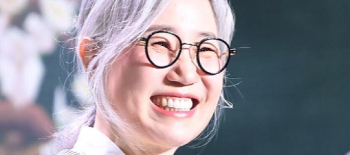 돈 없어 끼니 거르던 고졸 경리에서 회당 1억 이상 받게된 작가 이미지