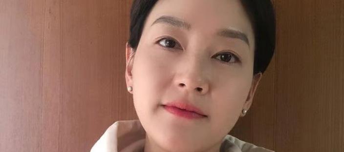 5살 연하 판사 남편과 주말만 같이 산다? 이혼설까지 돌았지만 여전히 꿀 떨어진다는 여배우 이미지