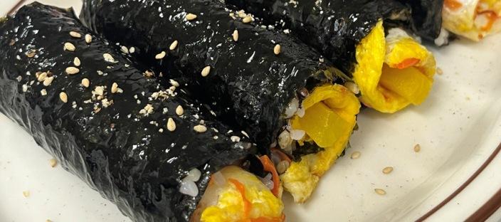 김밥을 '이렇게' 말아 보세요! 10분 만에 맛있는 김밥이 완성됩니다 이미지