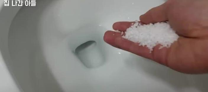 변기에 소금을 넣어보세요! 더 이상 변기가 더러워지지 않아 너무 감사하네요 이미지