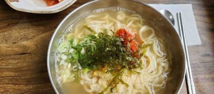 칼국수는 괜찮지만 "이 반찬"과 먹으면 절대 안 됩니다 이미지