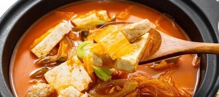 김치찌개에 "삼겹살" 넣으면 절대 안 되는 이유가 밝혀졌습니다 이미지